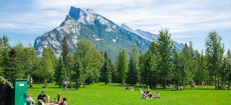 People in the park talking about how Vancouver compares to Toronto